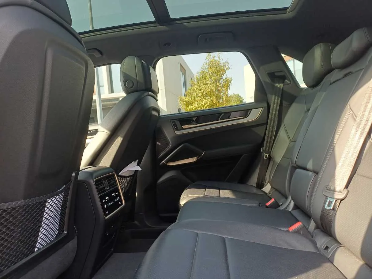 Car image 13