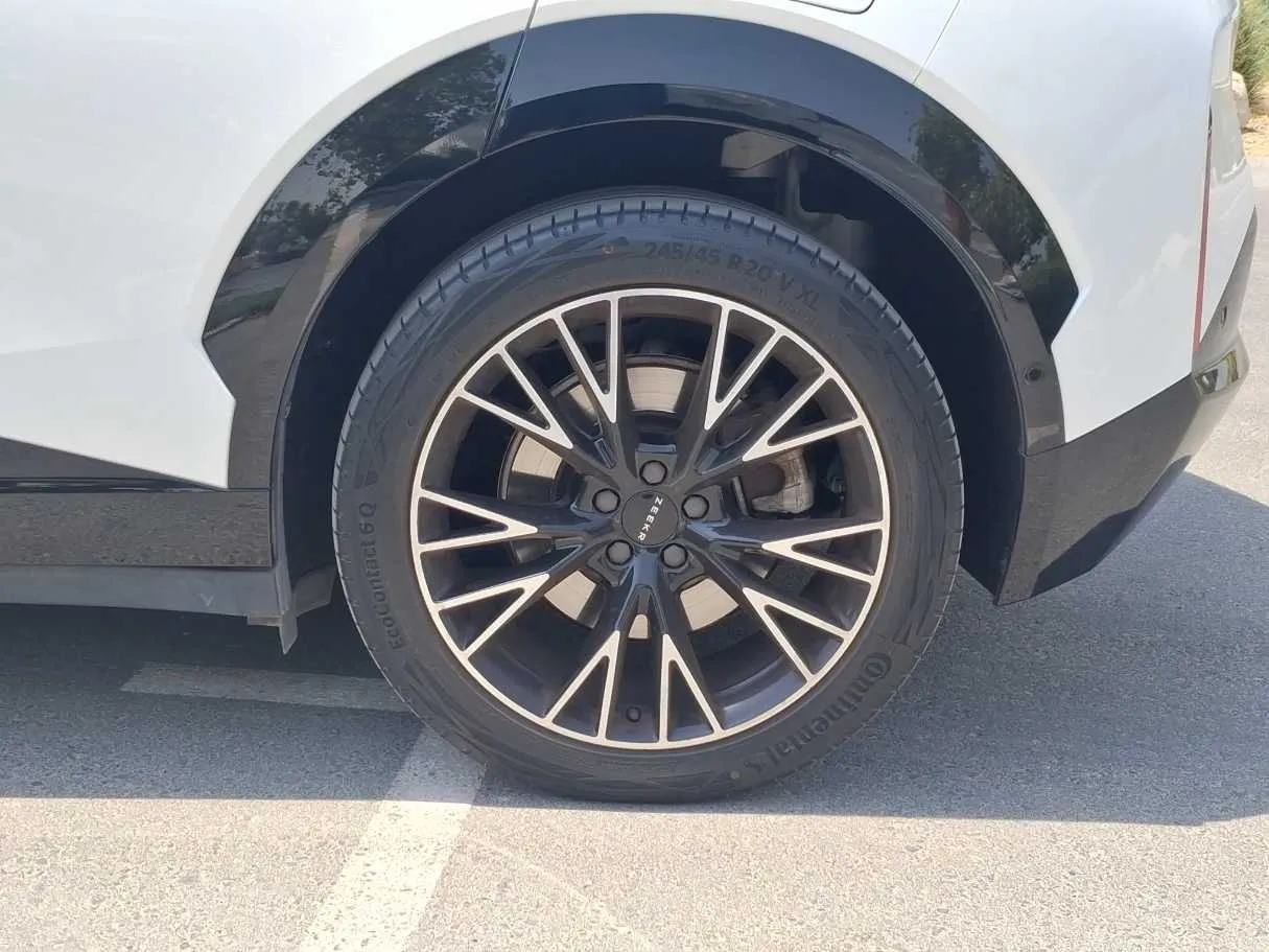 Car image 9
