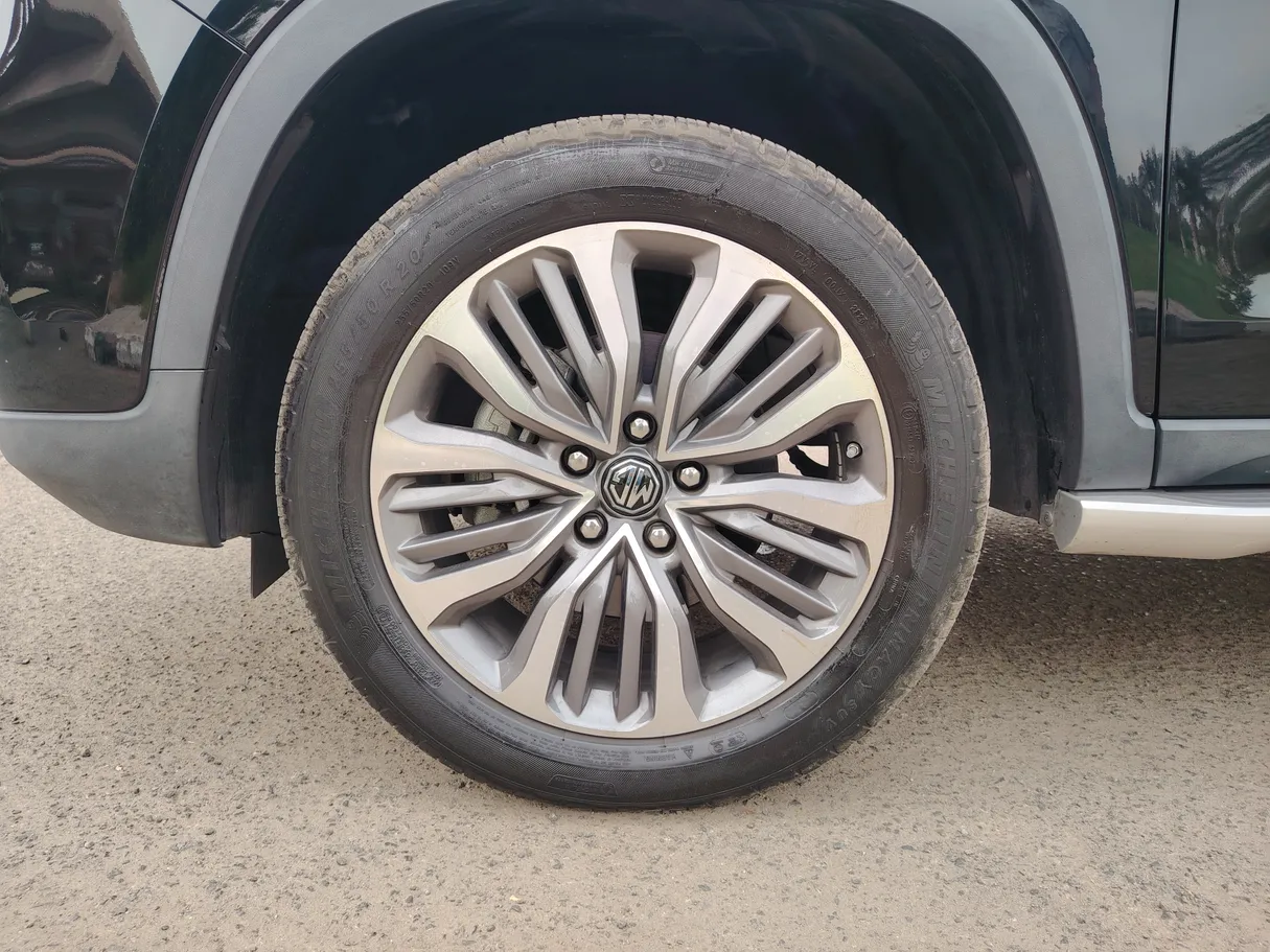 Car image 9