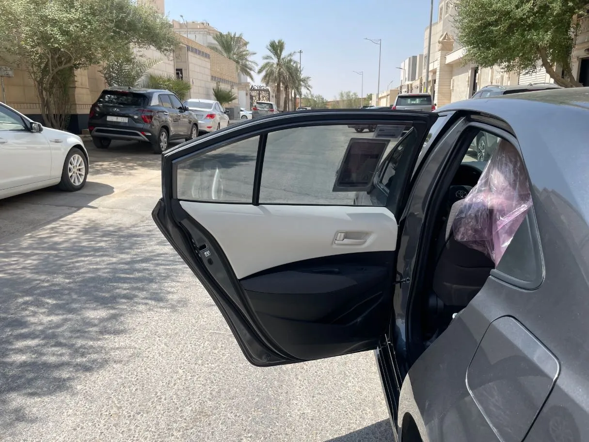 Car image 14