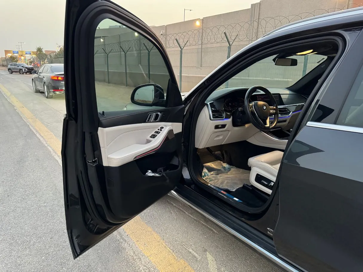 Car image 10
