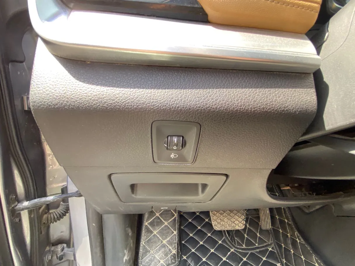 Car image 23