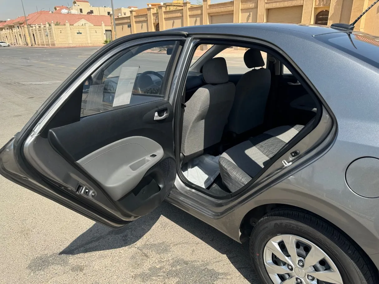 Car image 13