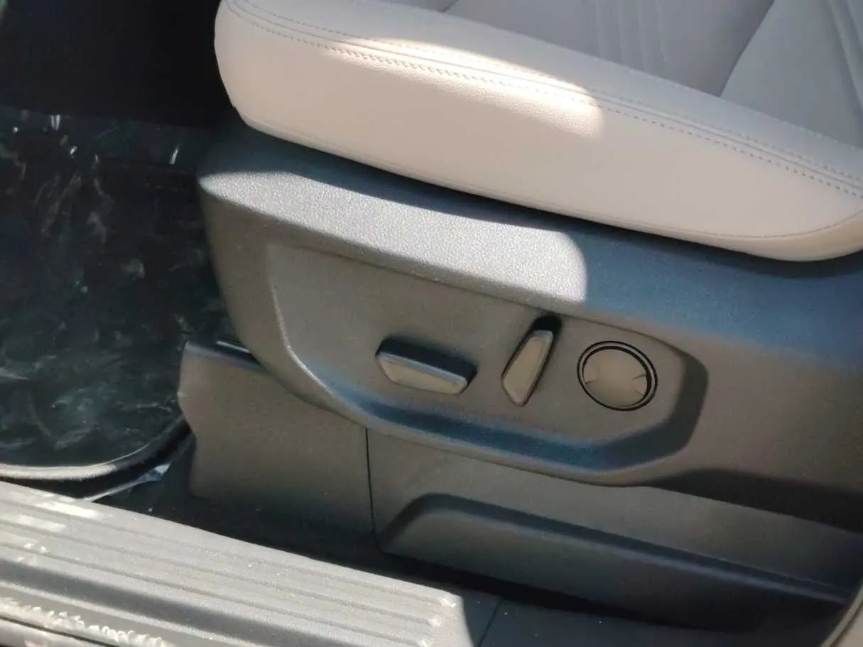 Car image 34