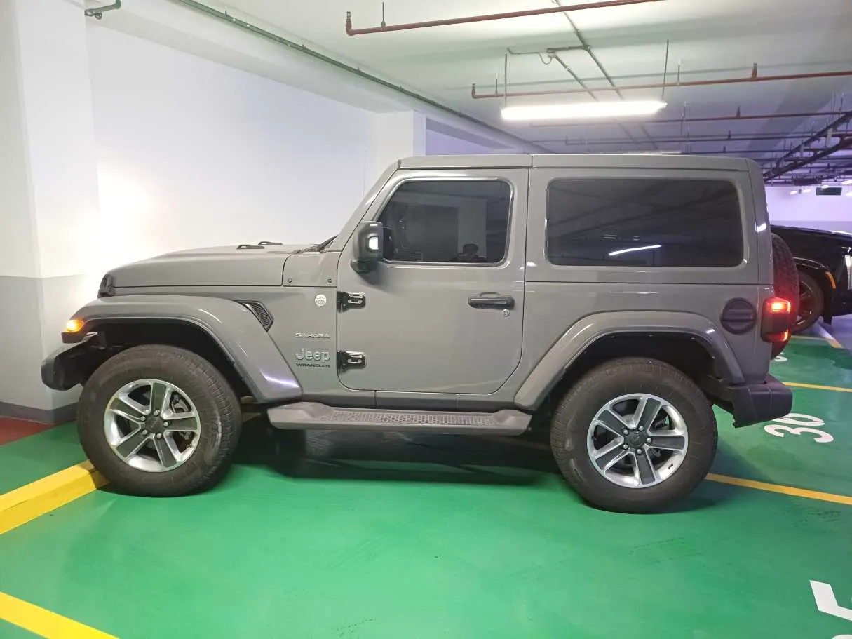 Car image 4