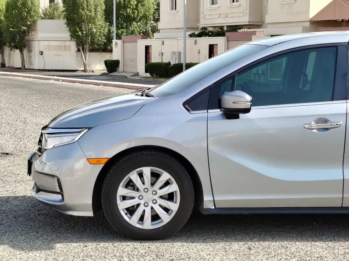 Car image 9