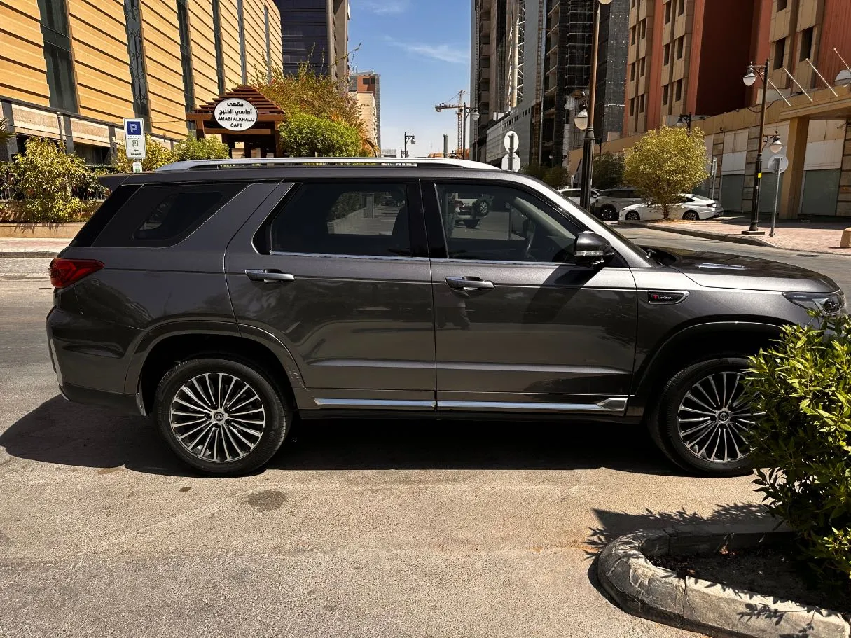 Car image 4
