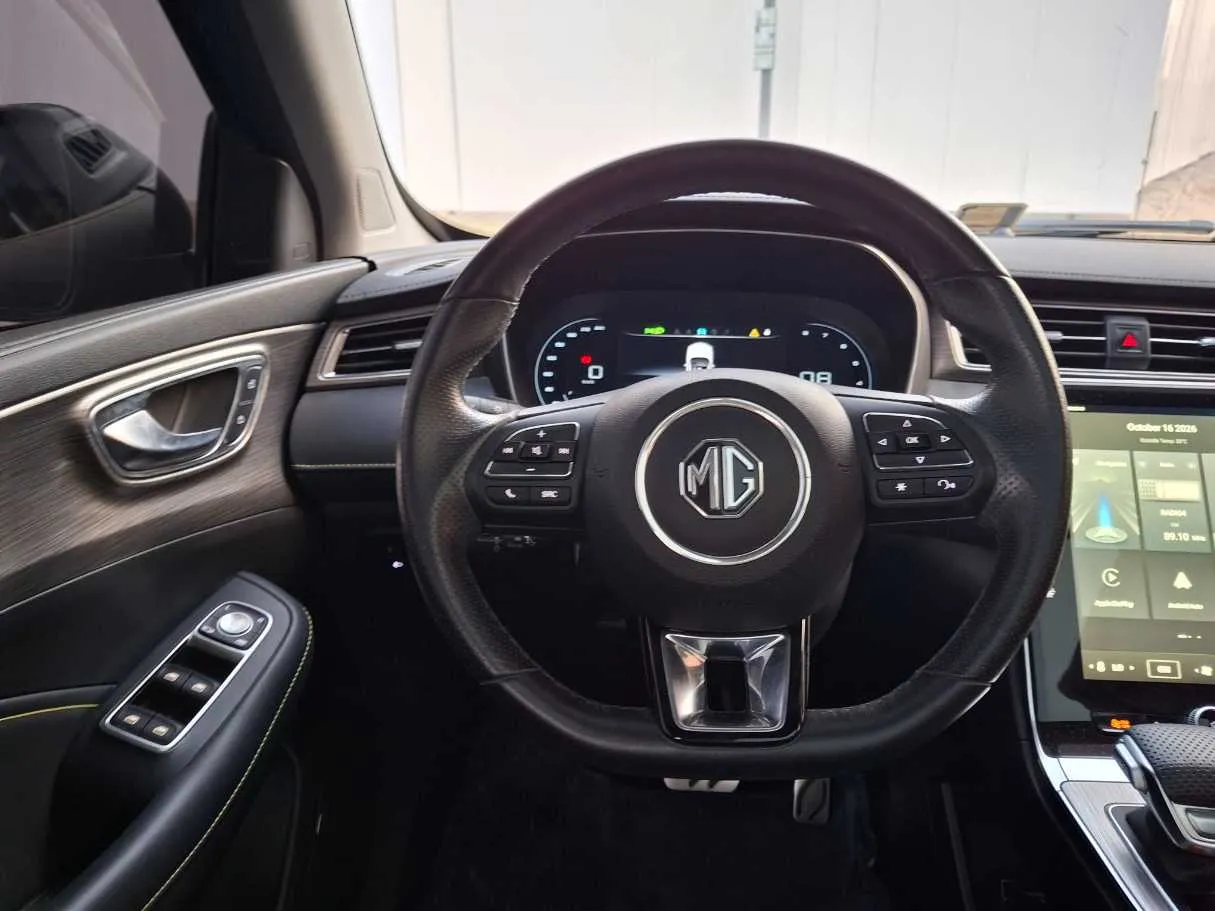 Car image 14