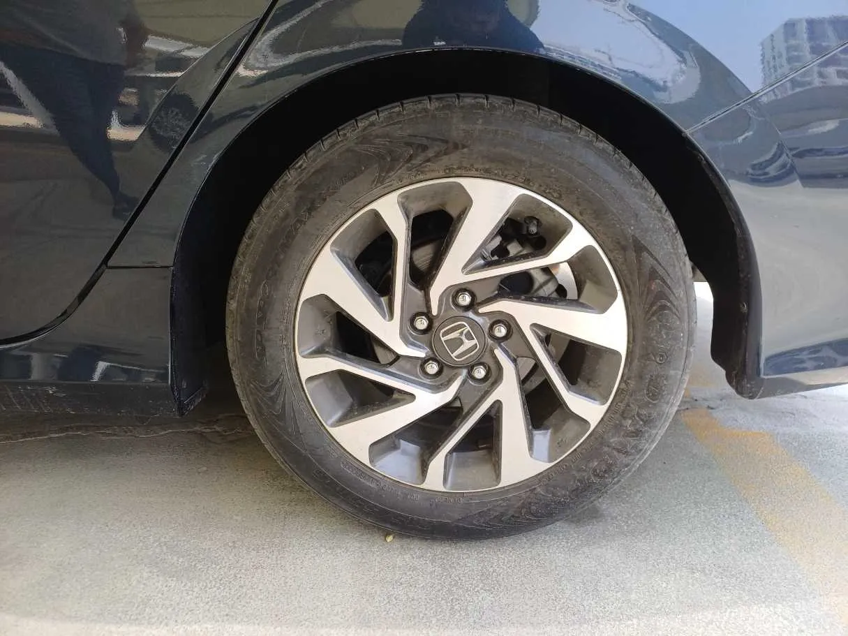 Car image 9
