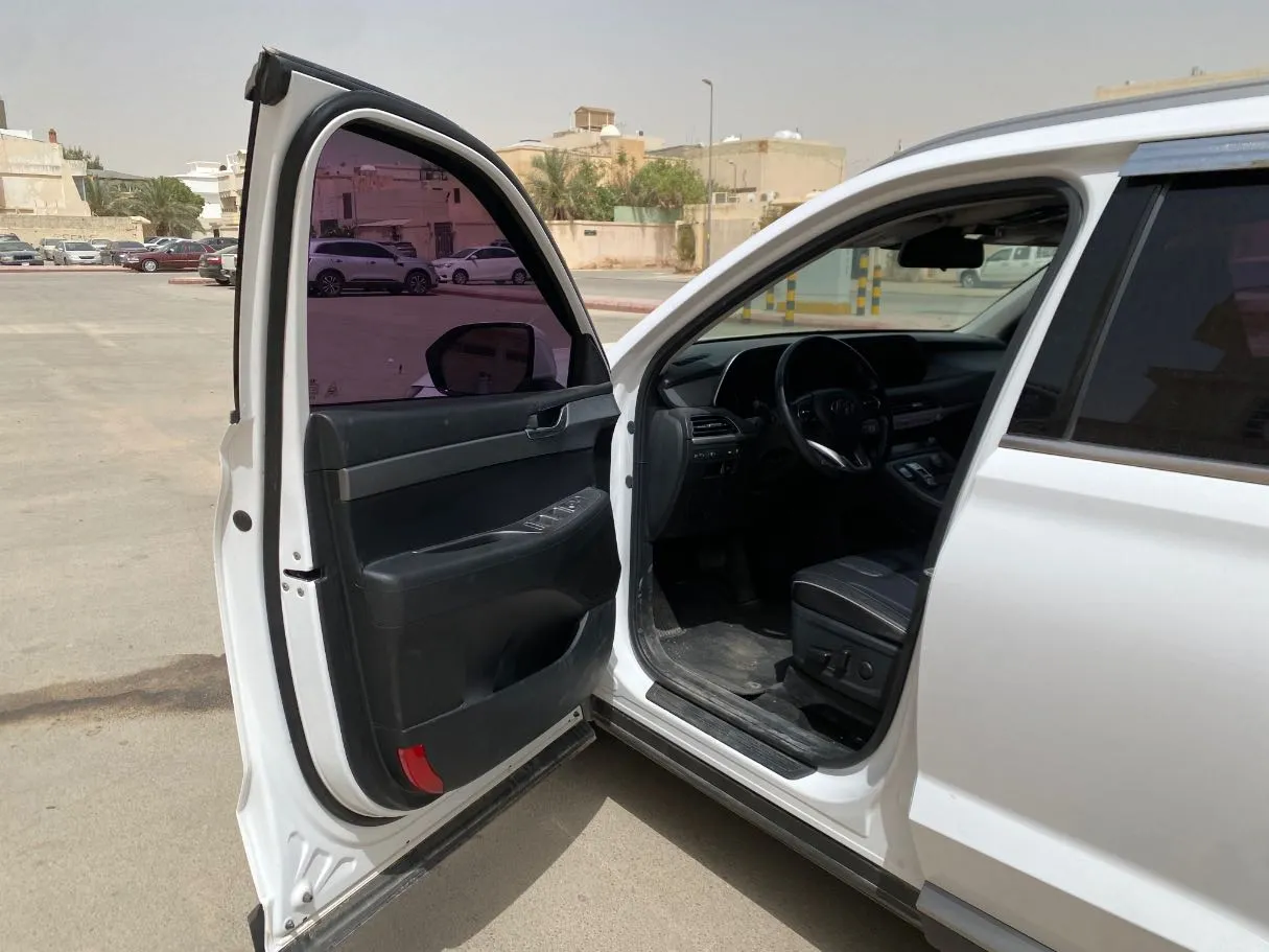 Car image 10