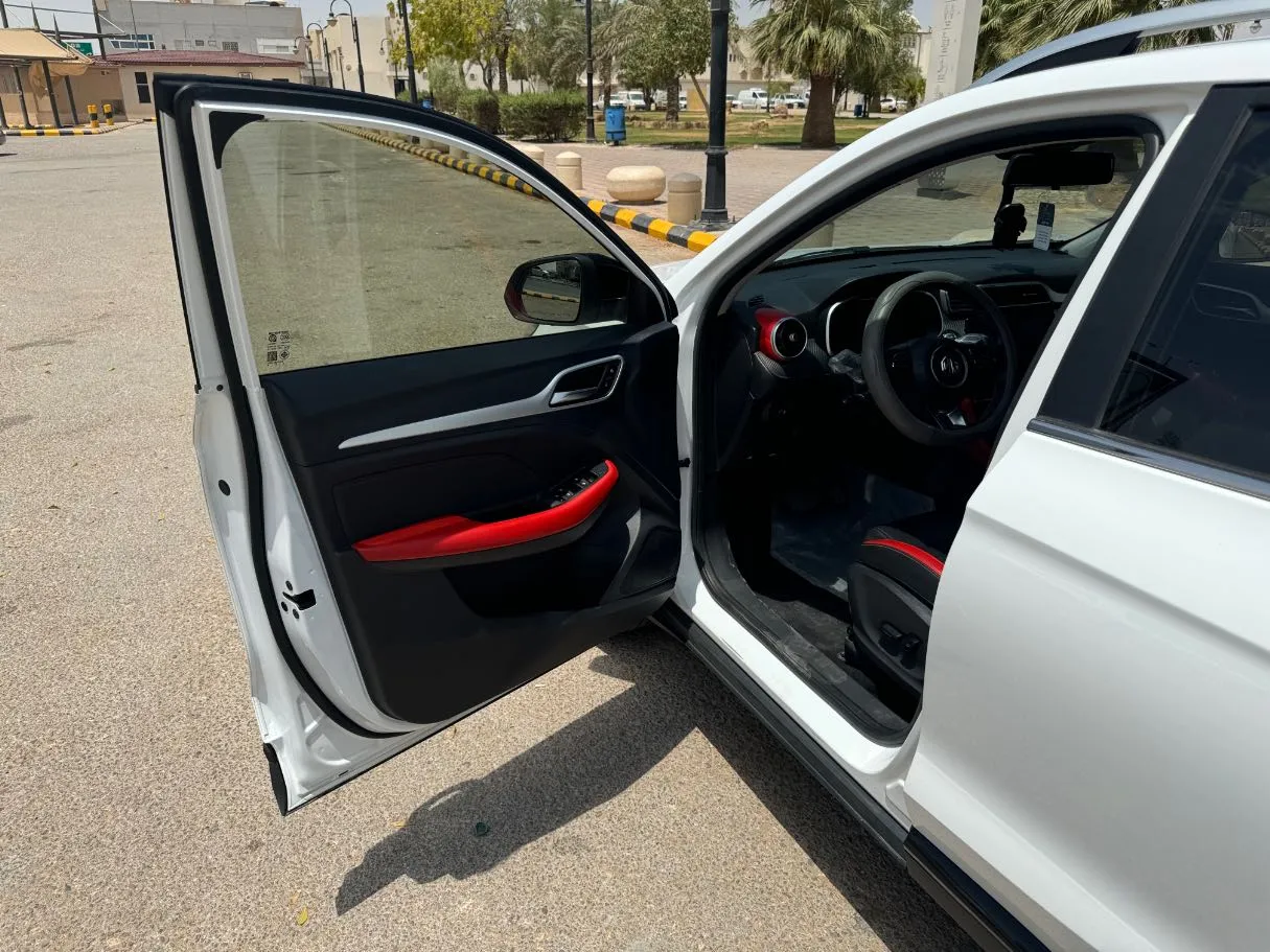 Car image 10