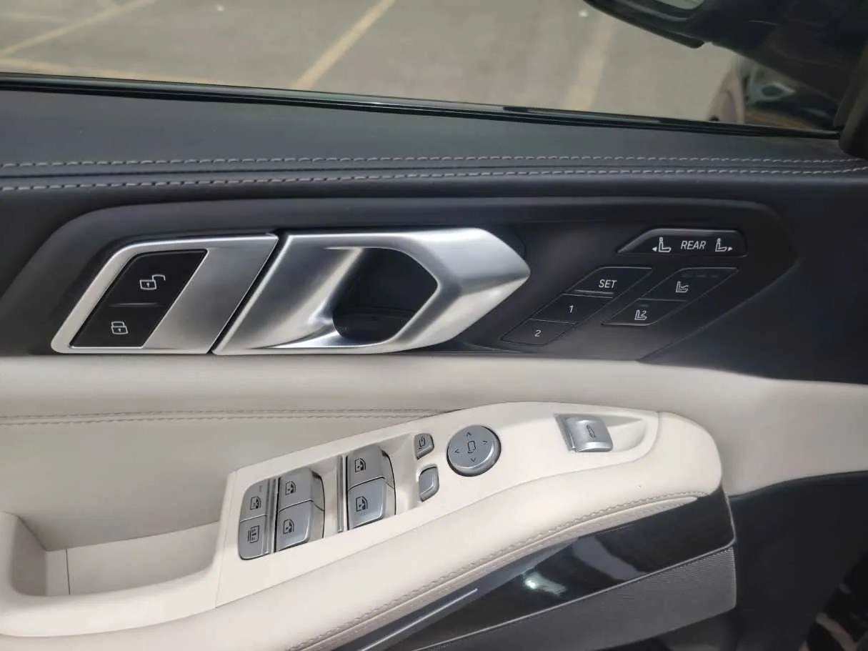 Car image 27