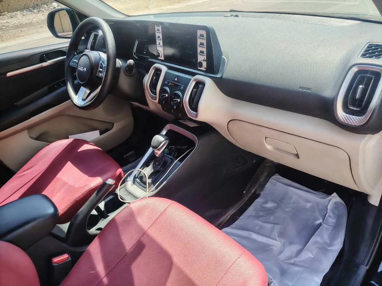 Car image 14