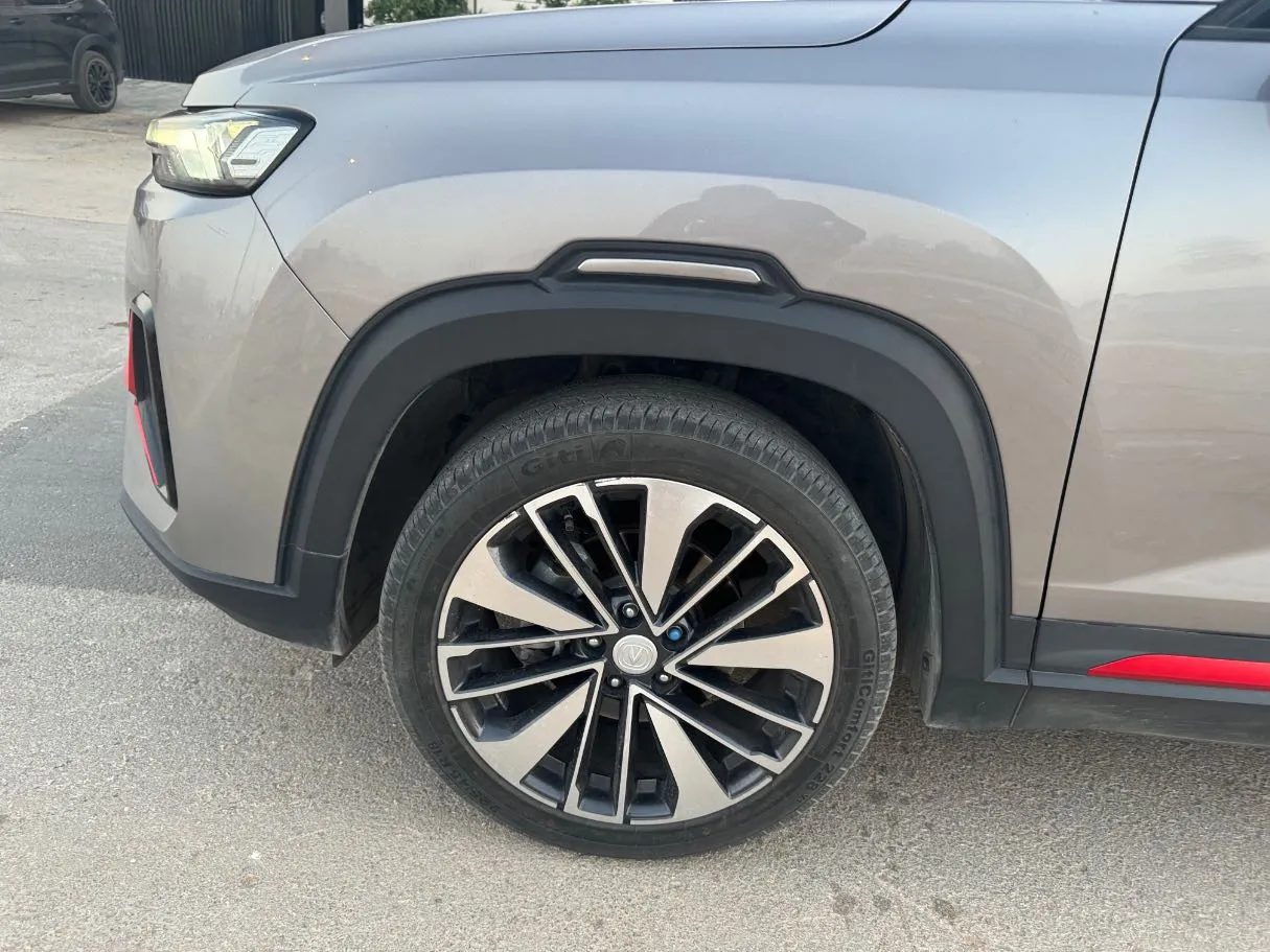Car image 9