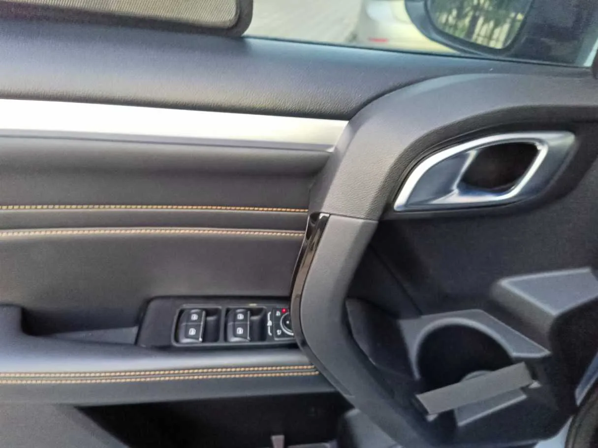 Car image 34