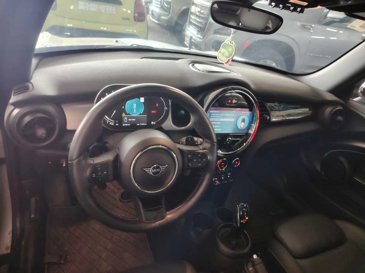 Car image 13