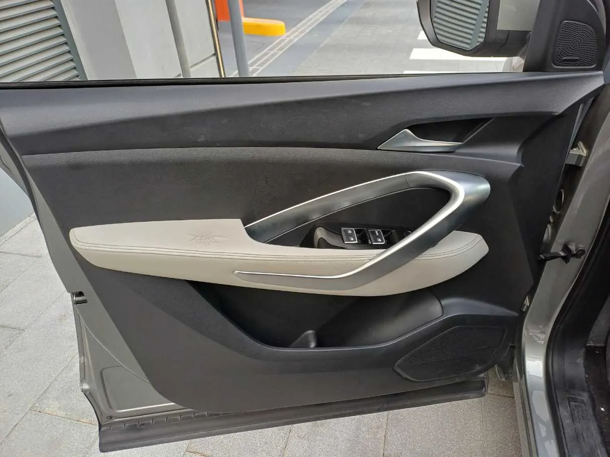Car image 10