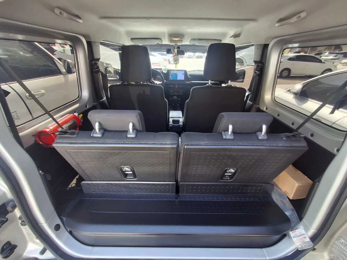 Car image 19