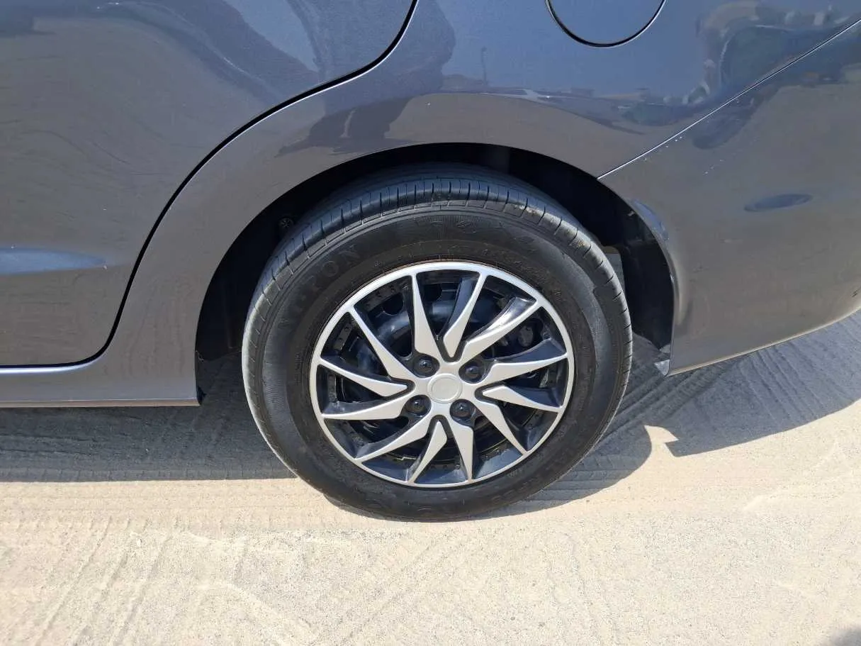 Car image 9
