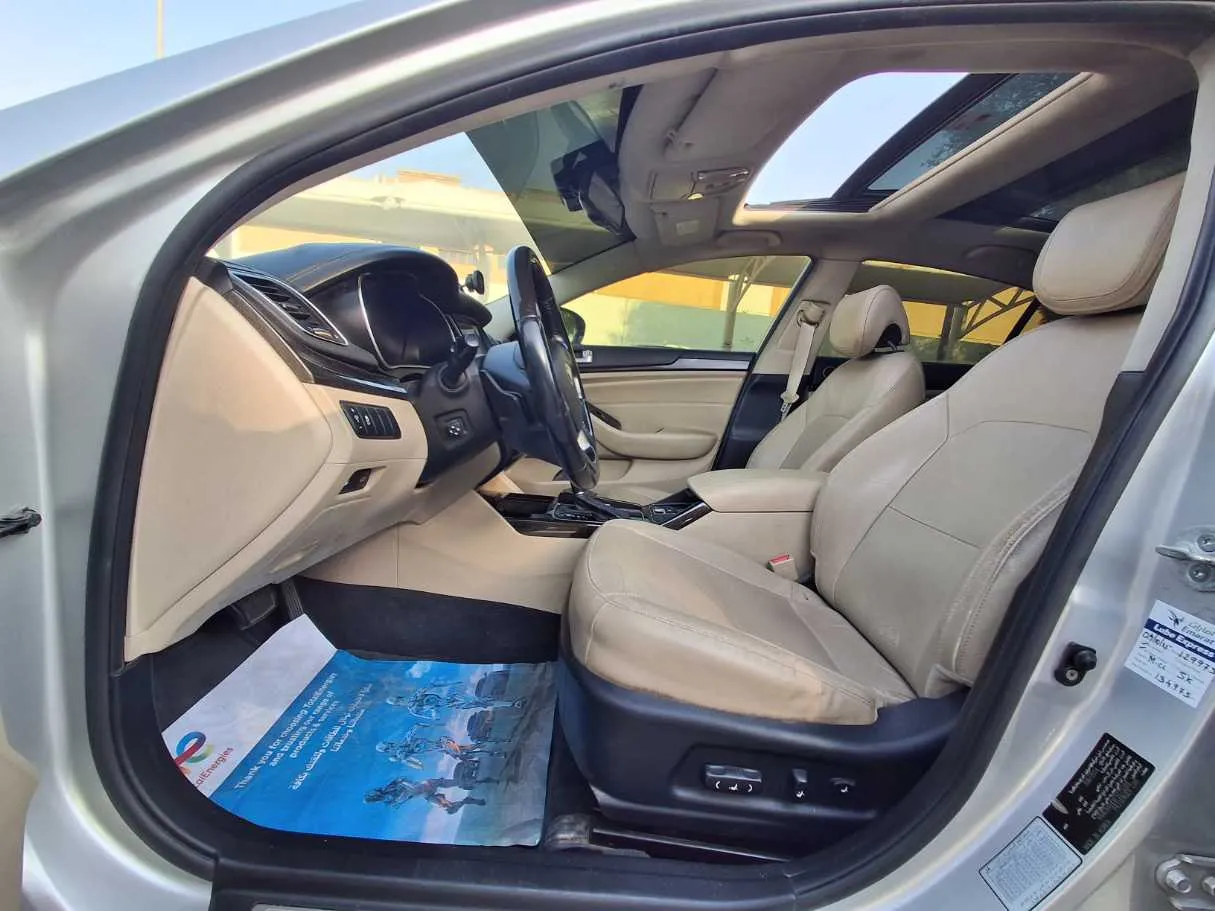 Car image 12