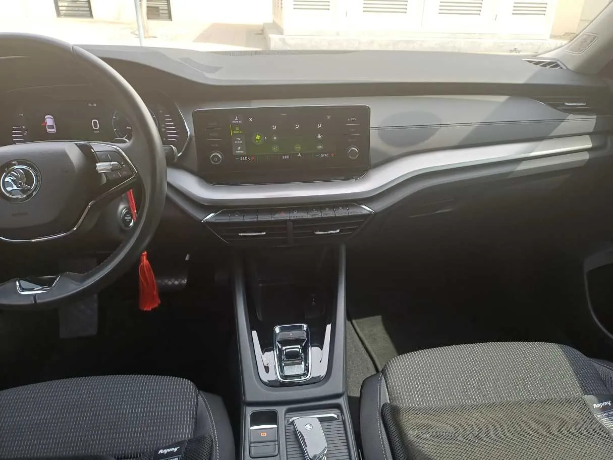Car image 16