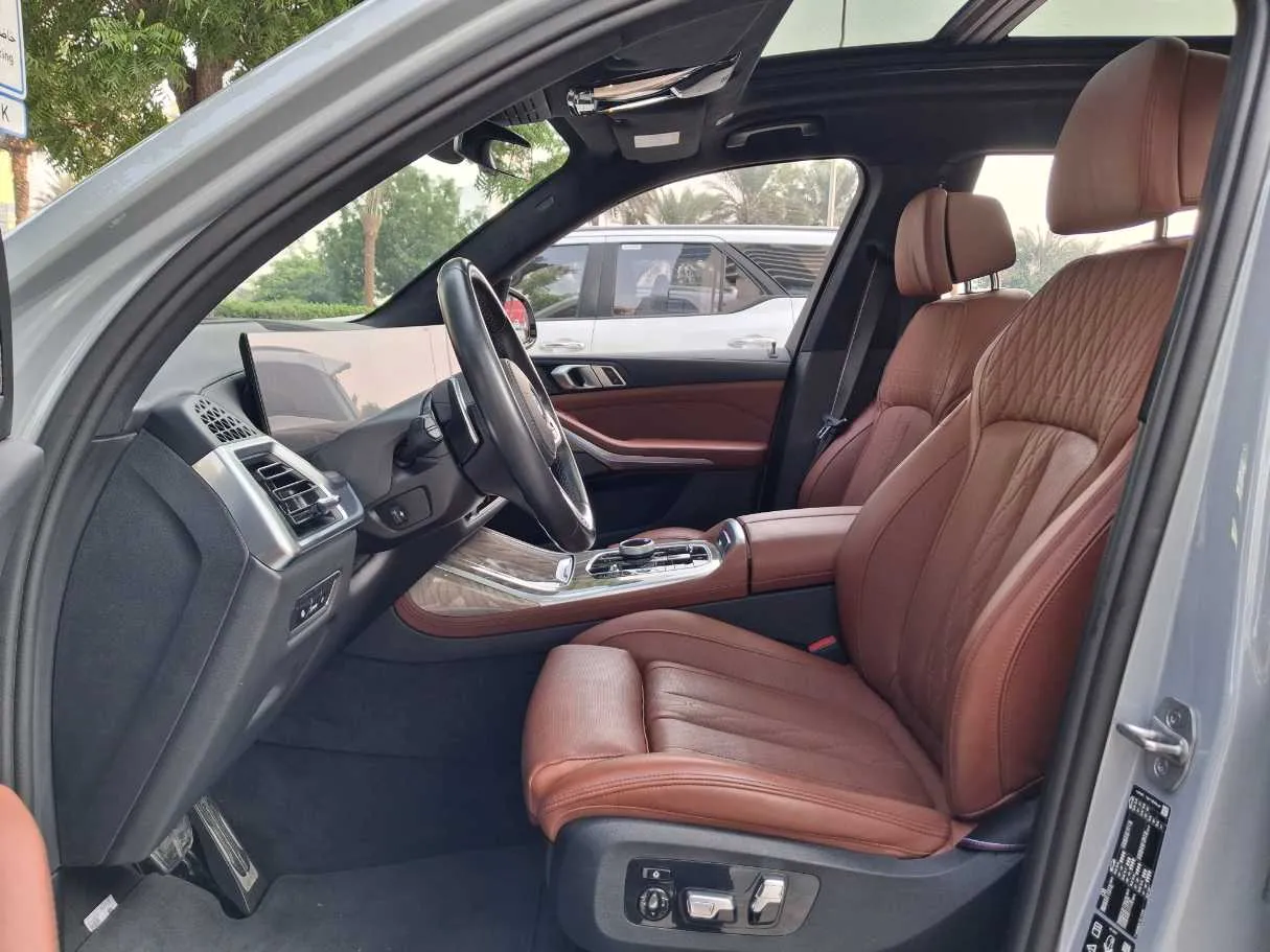 Car image 12