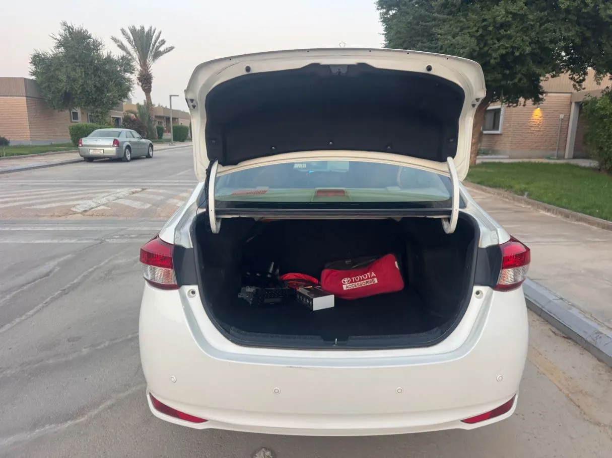 Car image 19