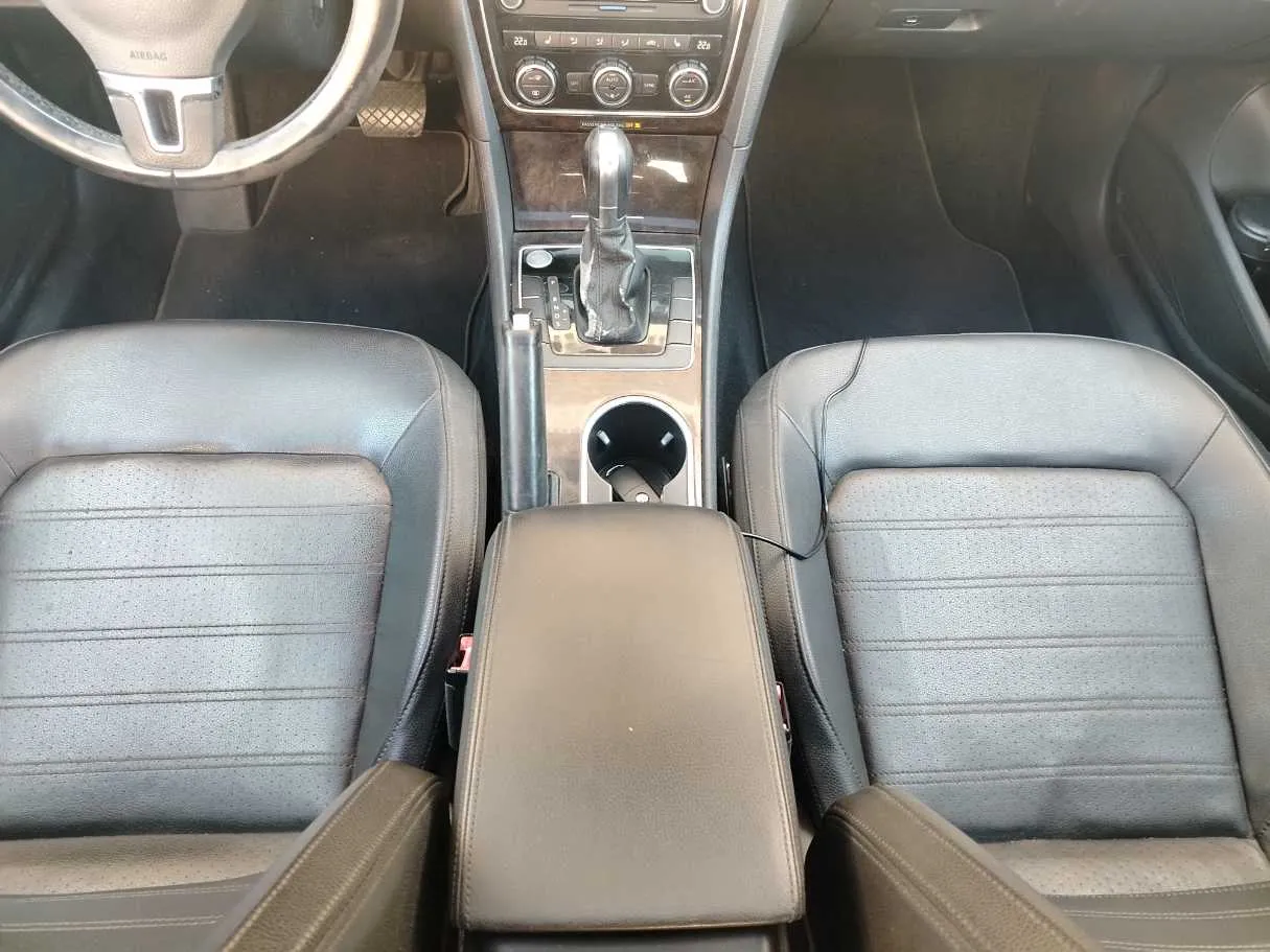Car image 19