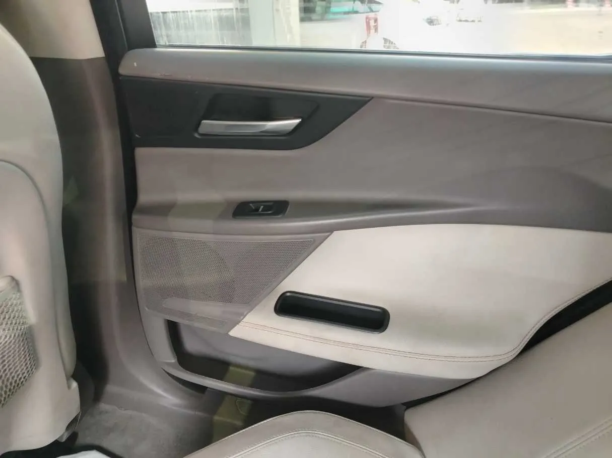 Car image 35