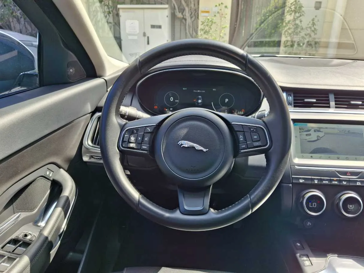 Car image 17