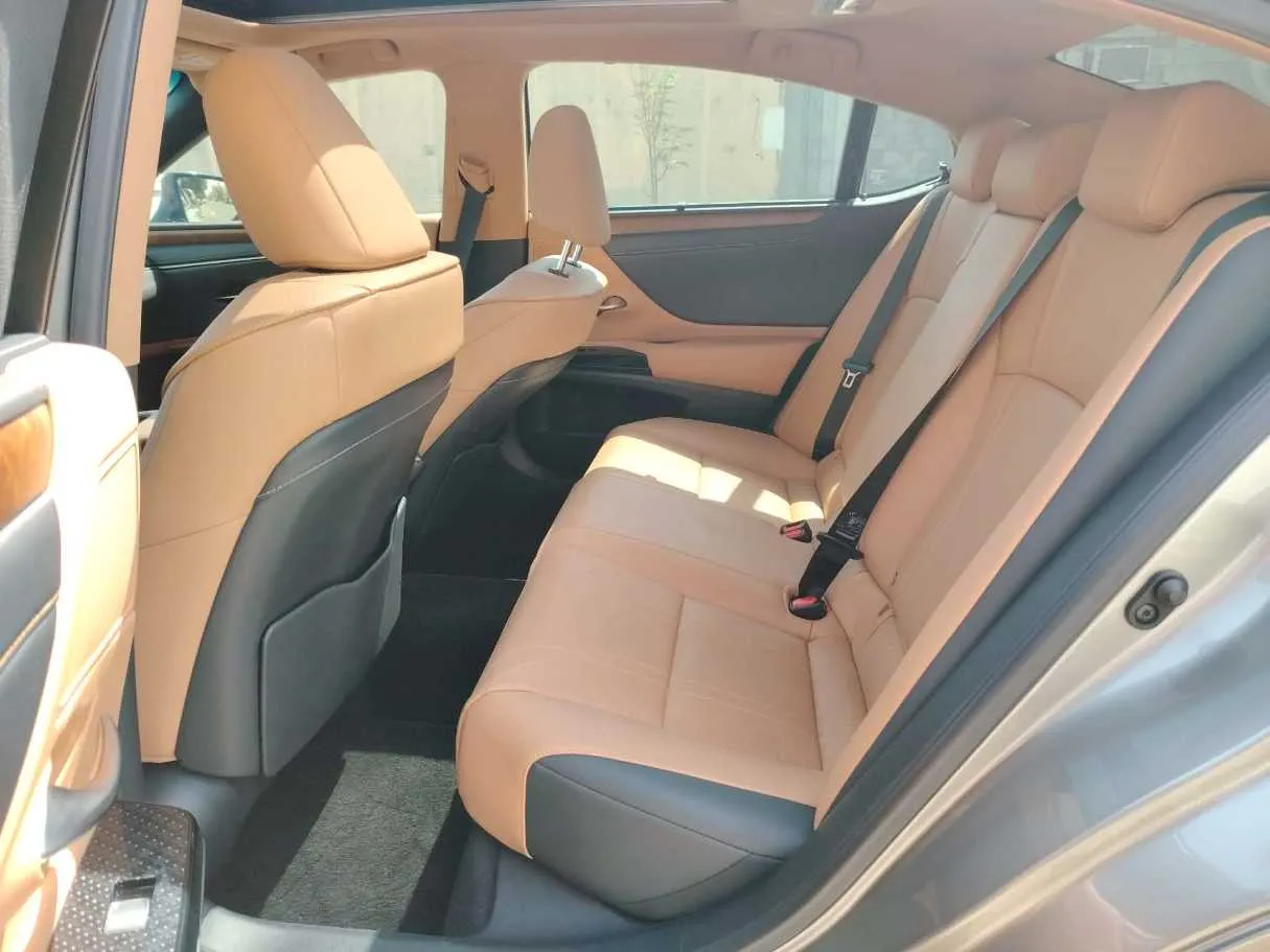 Car image 16