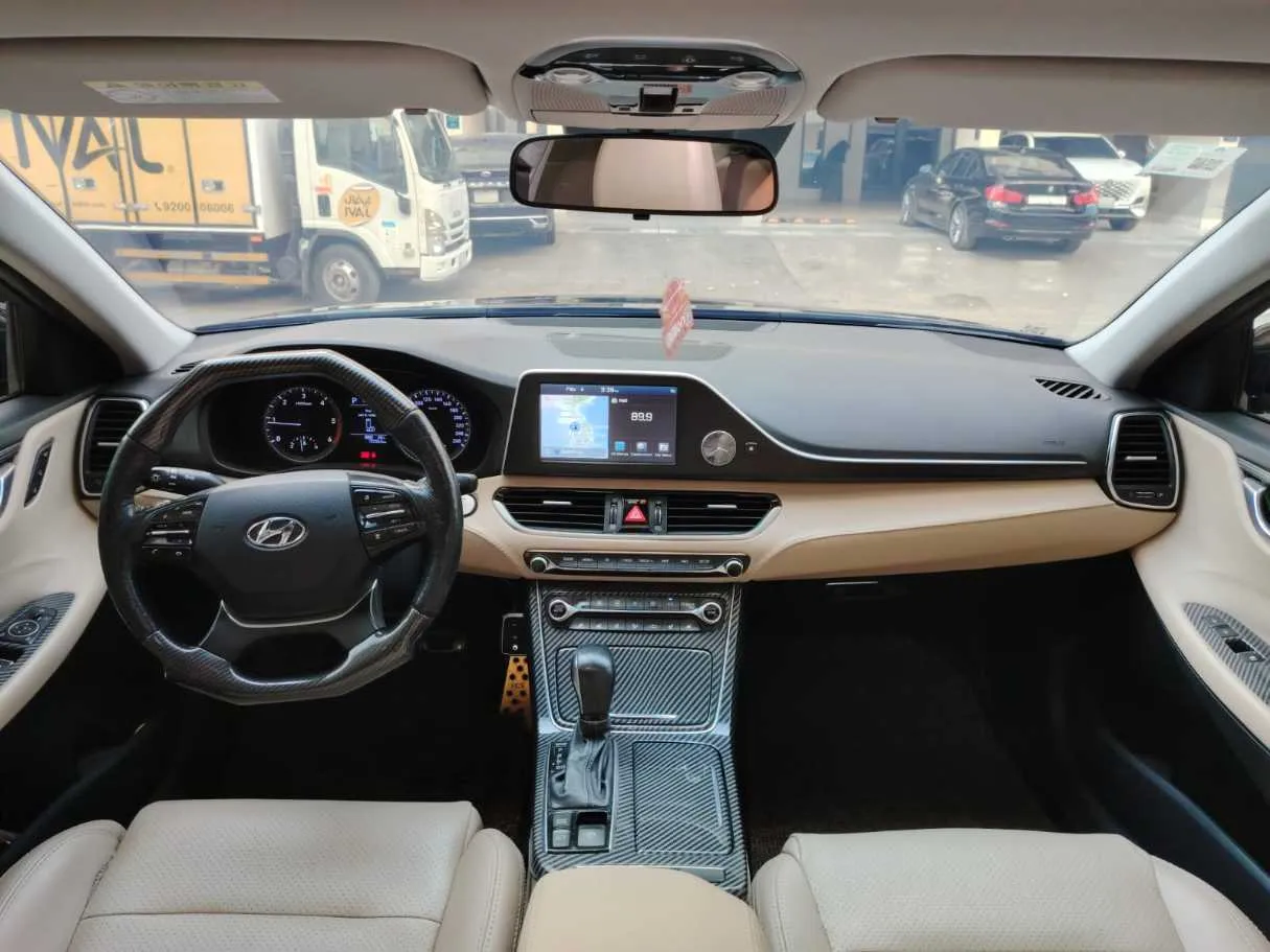Car image 19