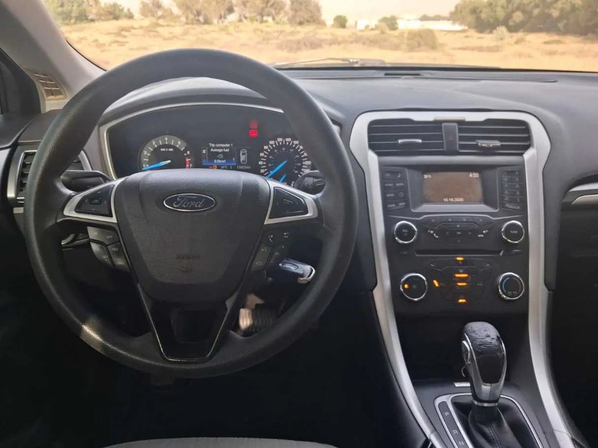 Car image 12