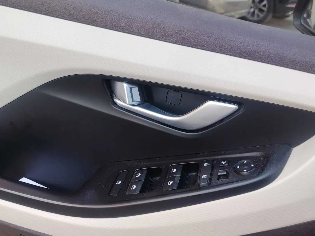 Car image 24