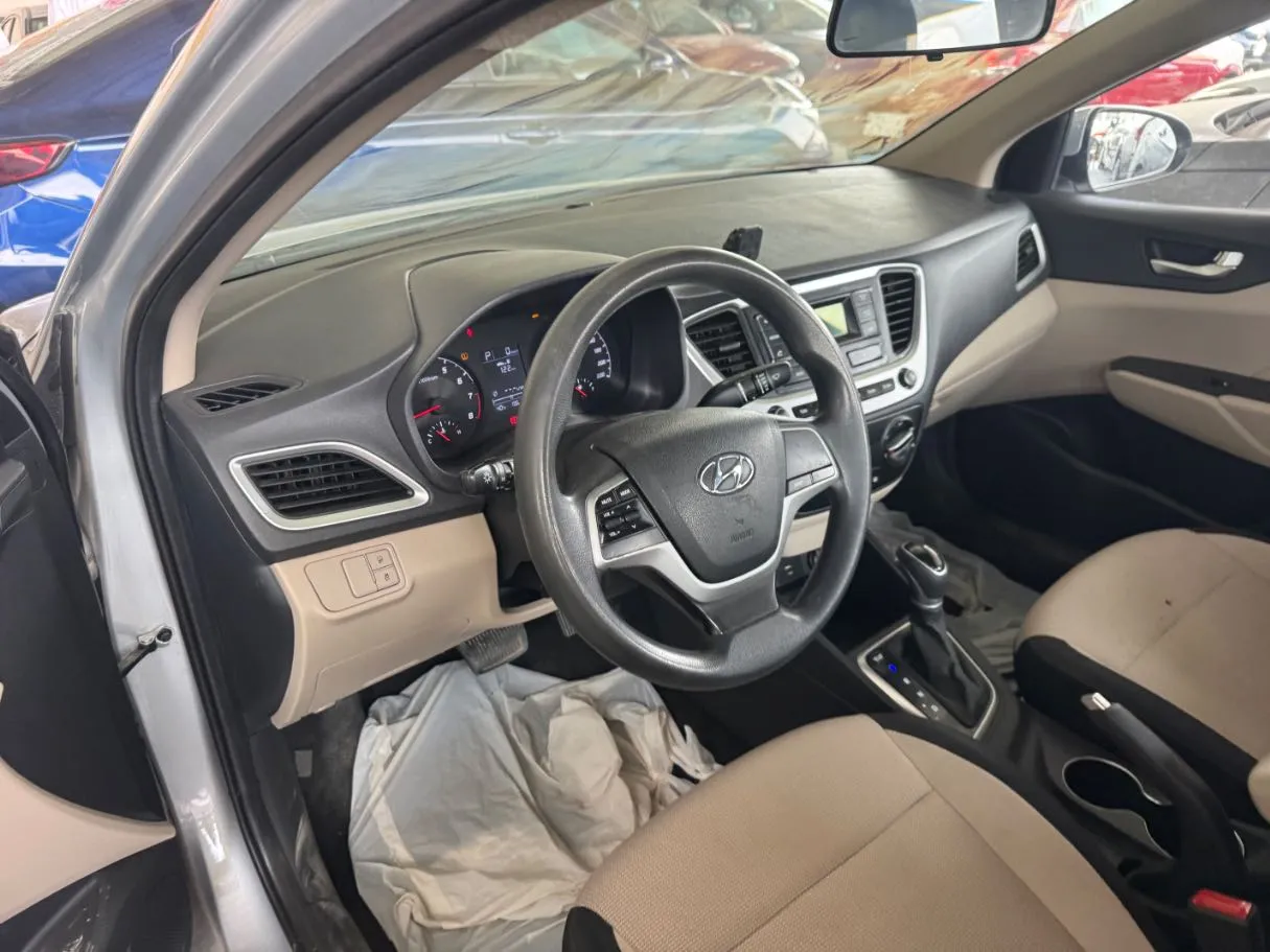 Car image 13