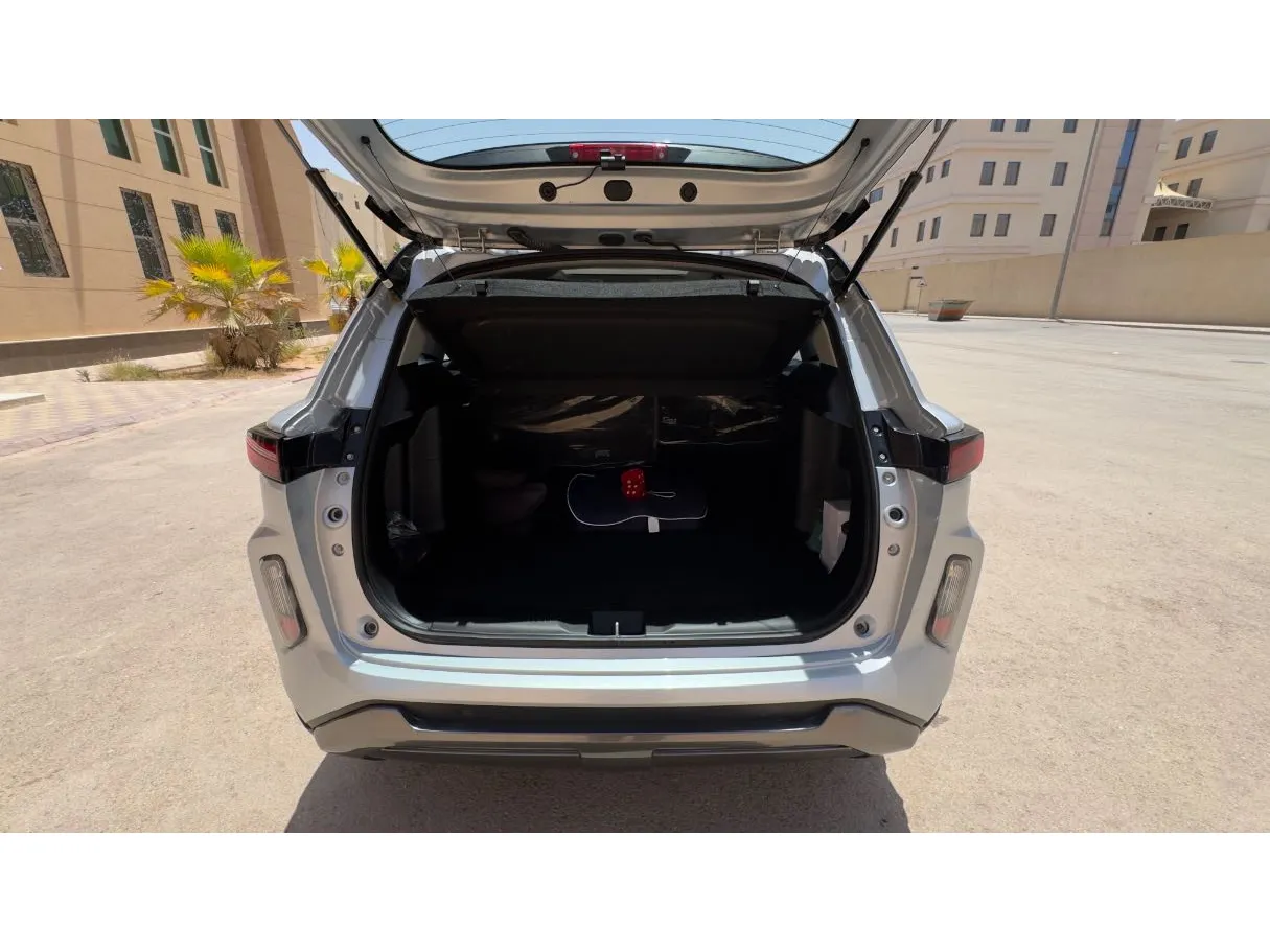 Car image 21