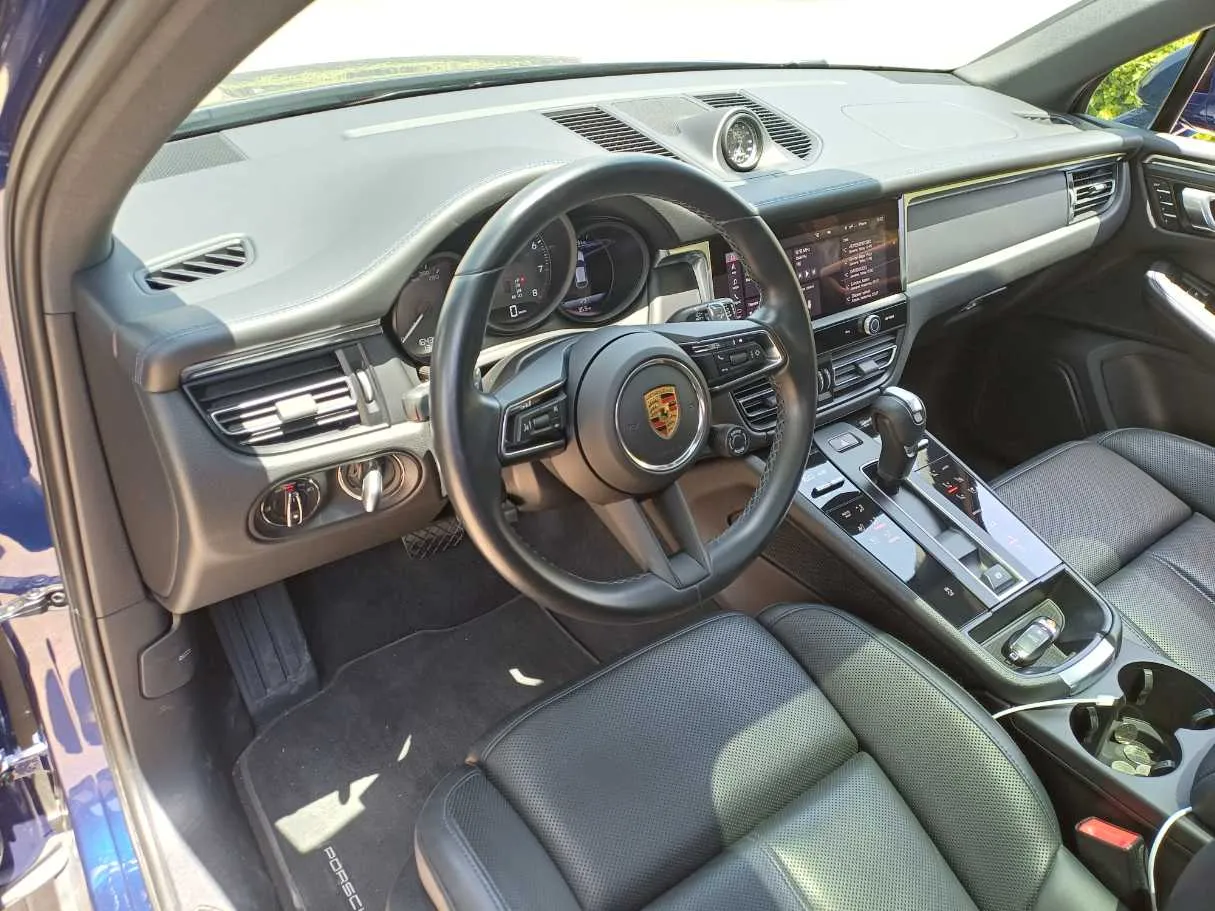 Car image 11
