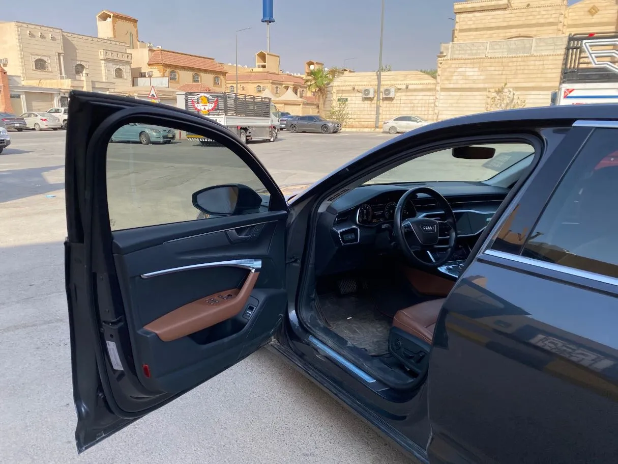 Car image 10