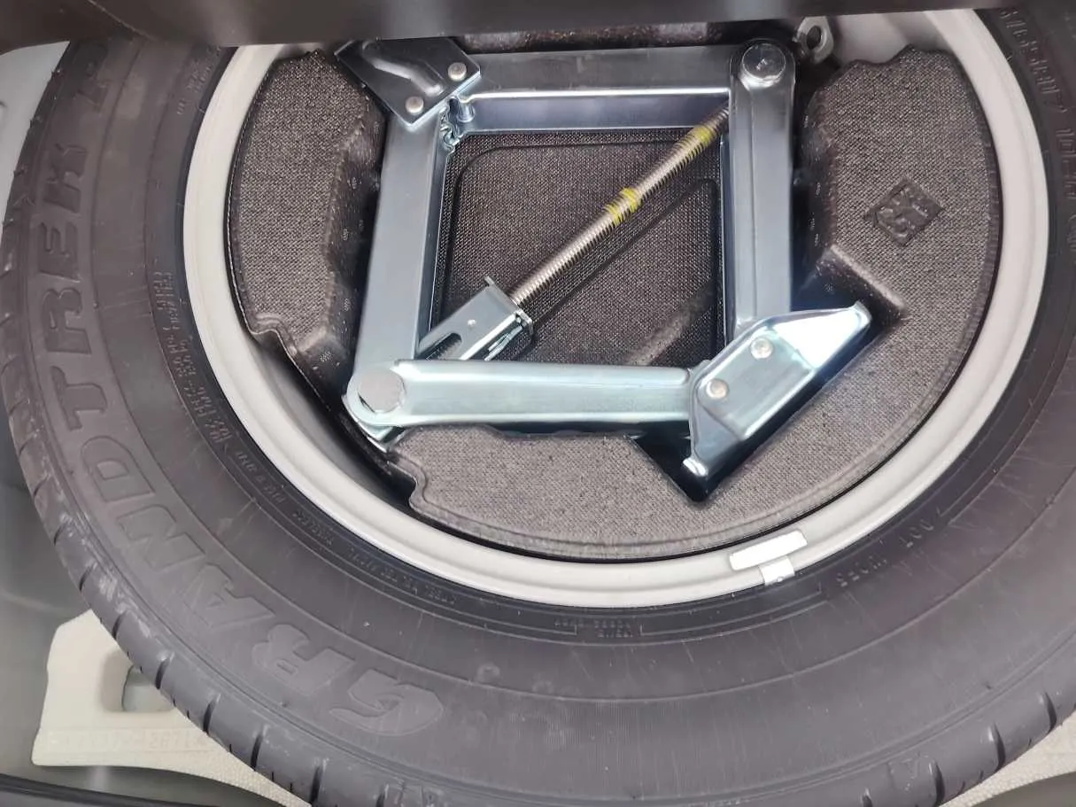 Car image 30
