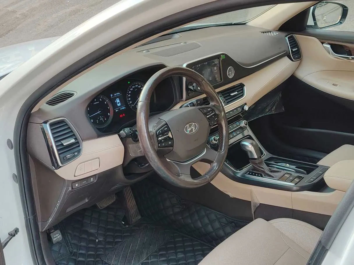 Car image 13
