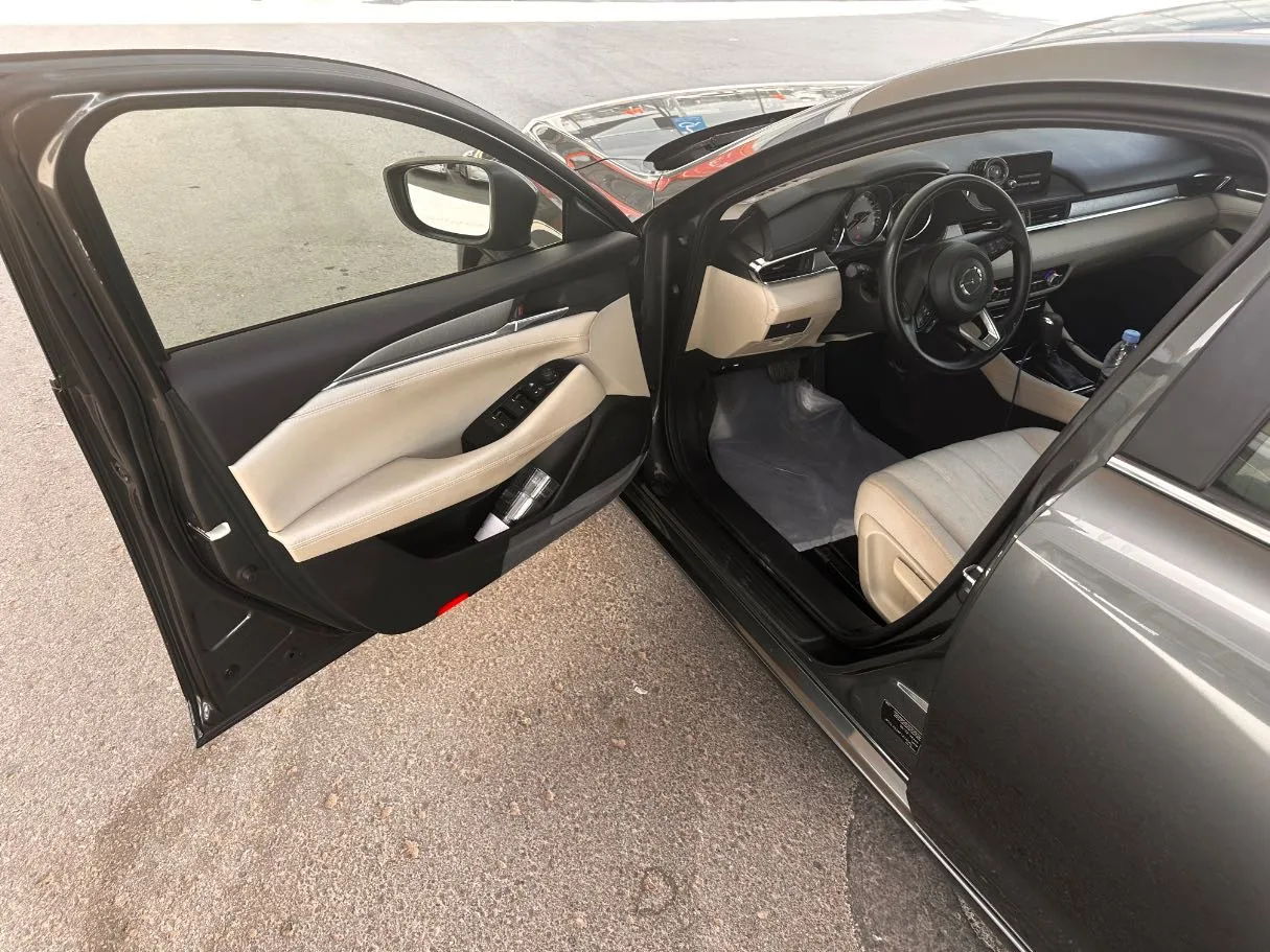 Car image 11