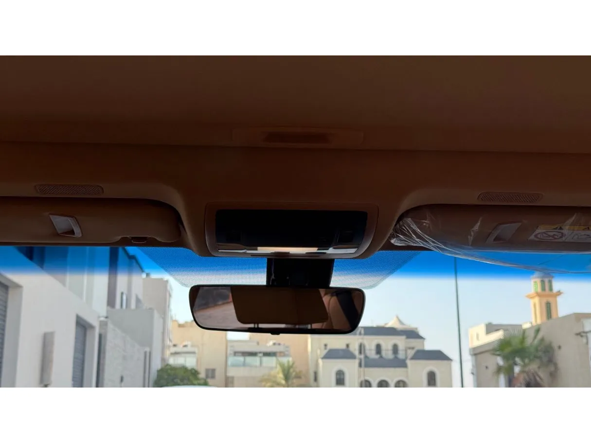 Car image 25