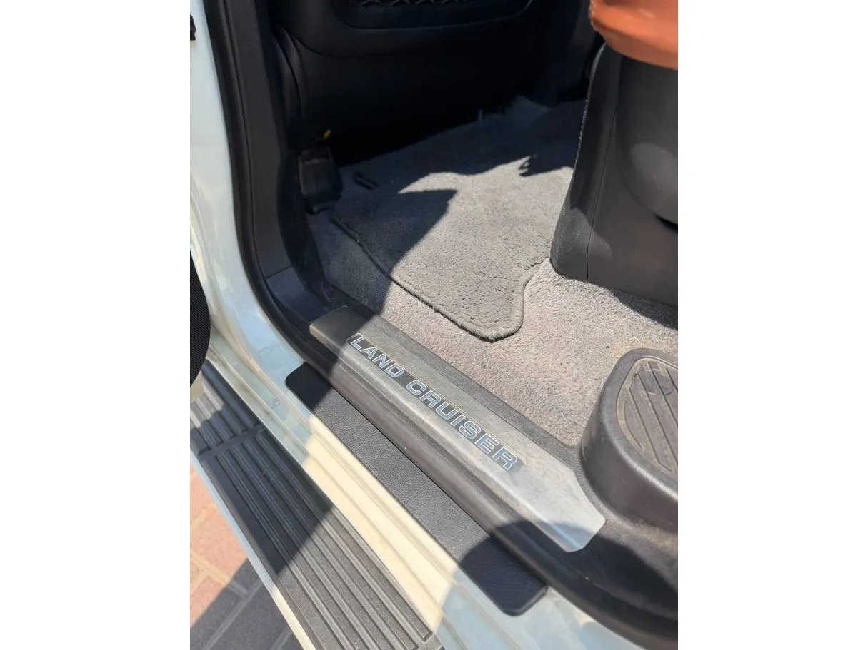 Car image 25