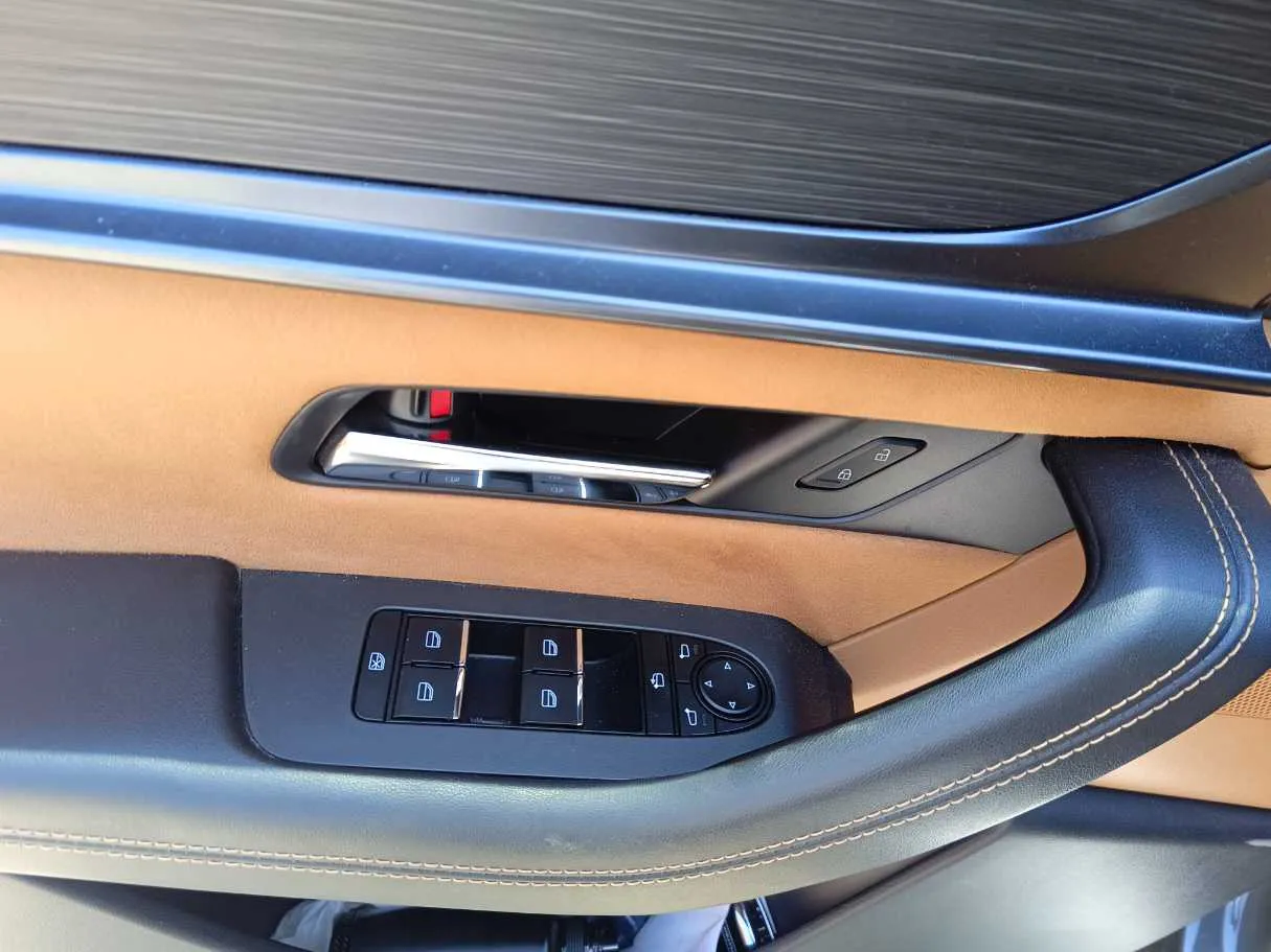 Car image 35