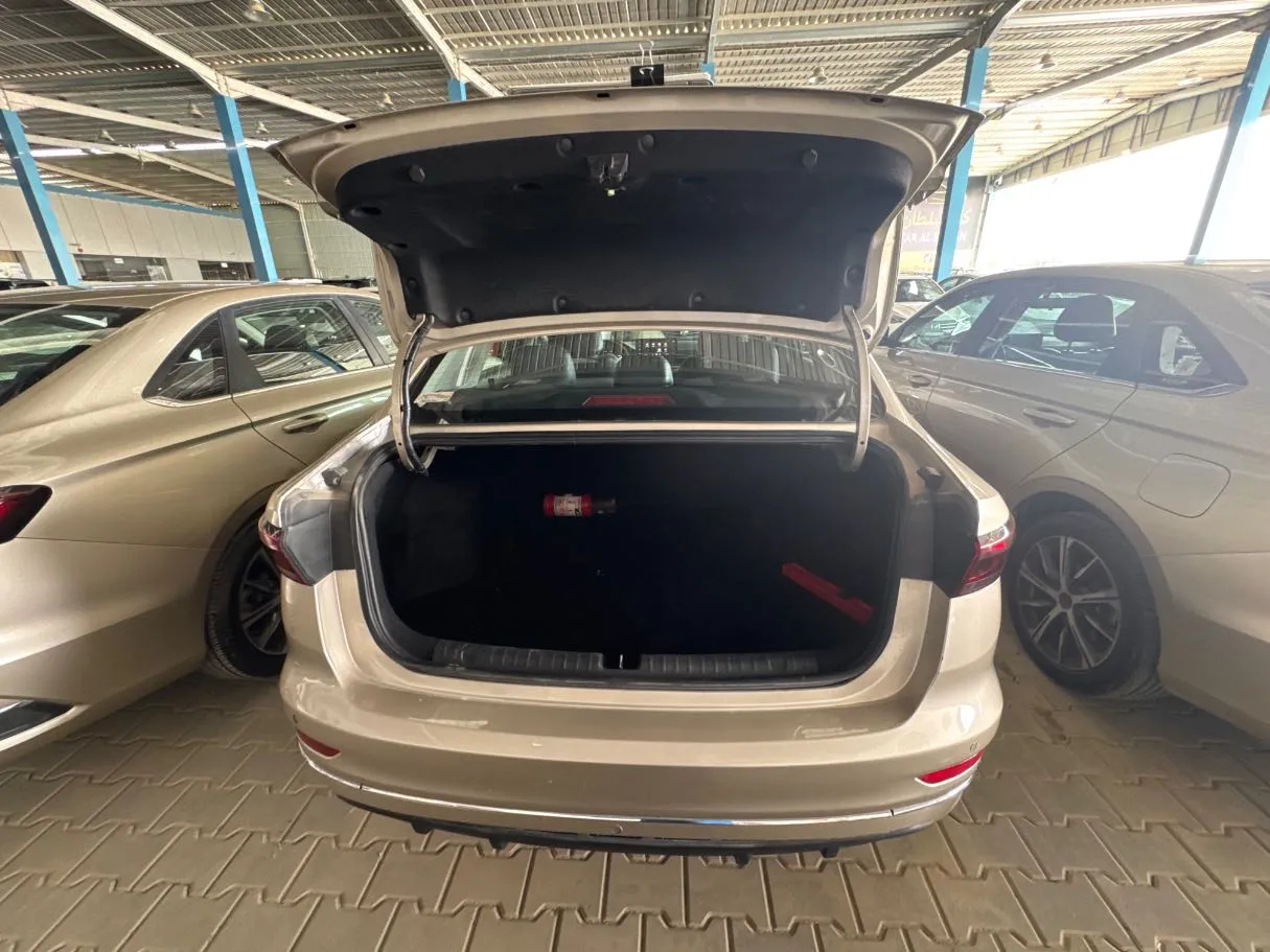 Car image 17