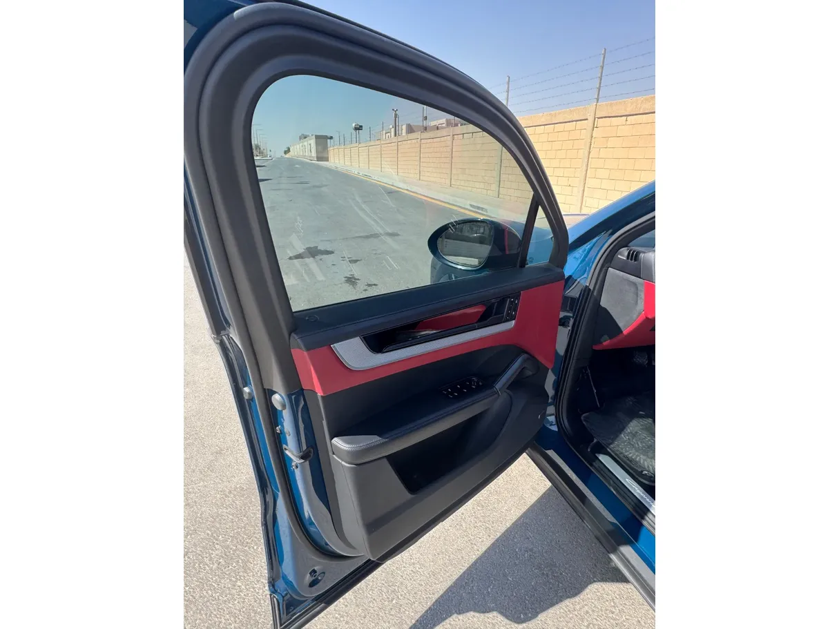 Car image 10