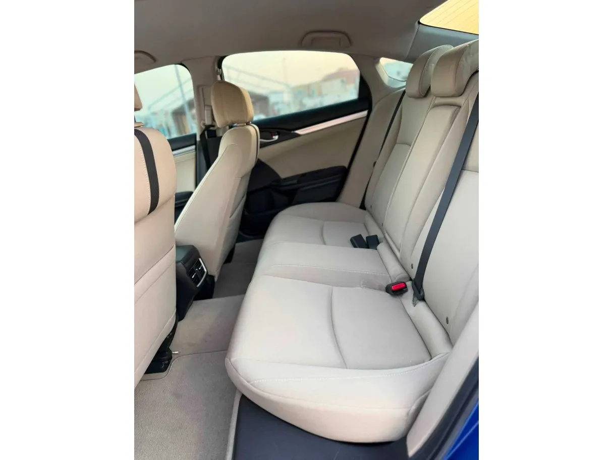 Car image 12