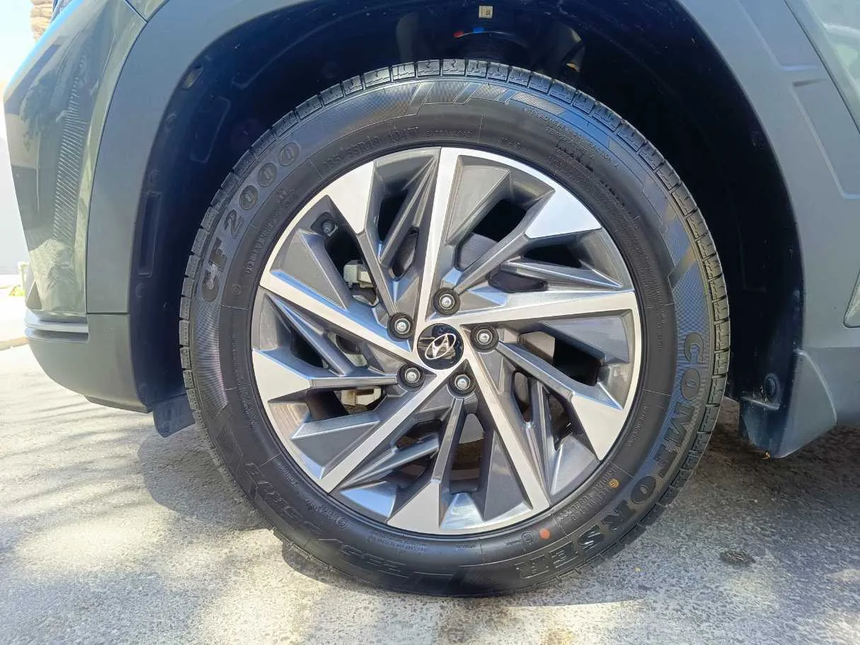 Car image 9