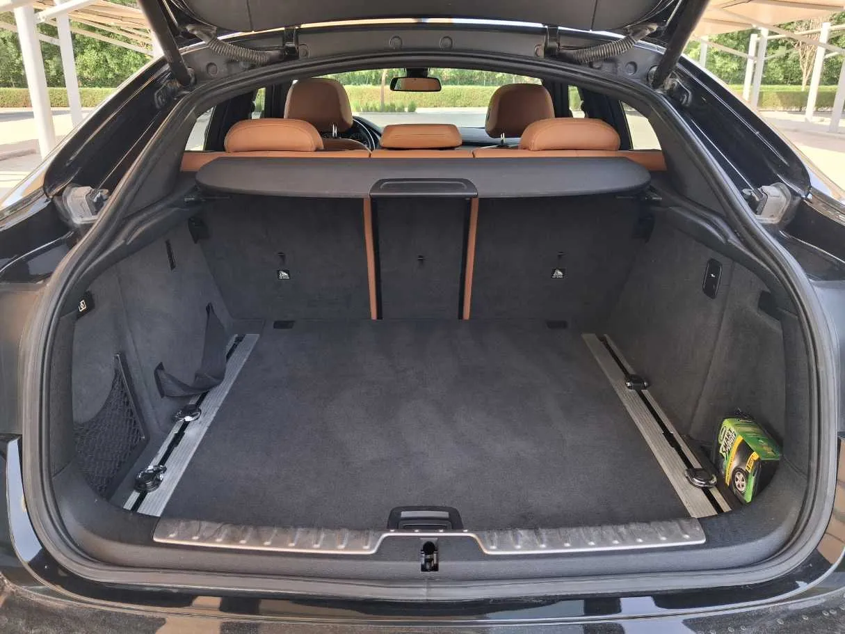 Car image 19