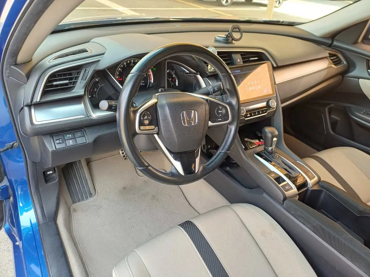 Car image 11